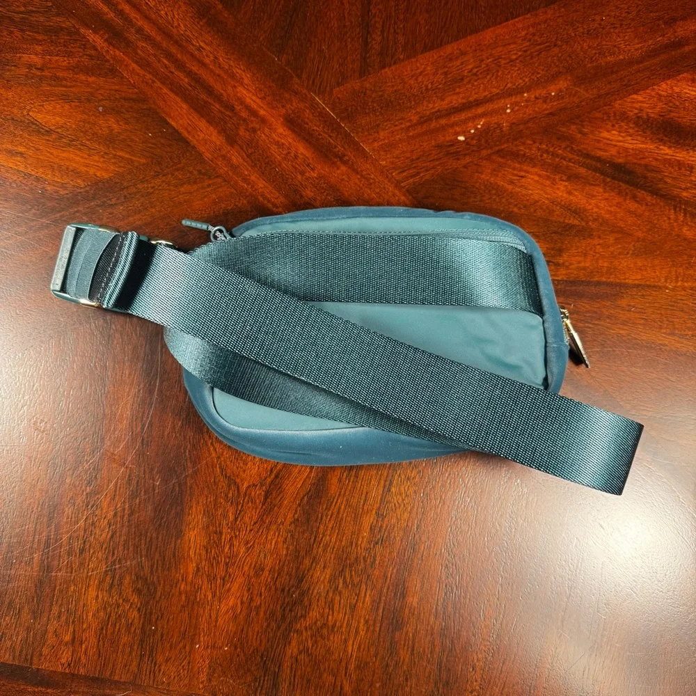 EUC Lululemon Everywhere Belt Bag Plush Velour Green Jasper Gold - Picture 13 of 14